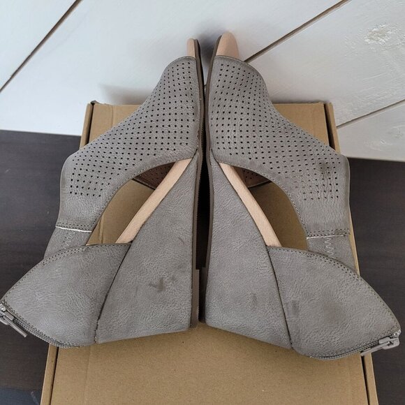NEW Journee Collection Aretha Grey Distressed Womens 9.5 Peep Toe Wedge Sandals - Picture 4 of 10